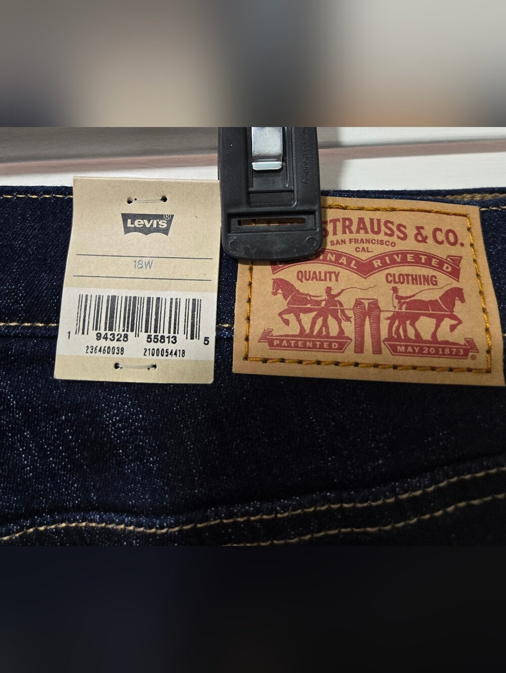Nwt Levi’s Classic Denim Bermuda Shorts - Size 18W - Picture 3 of 3